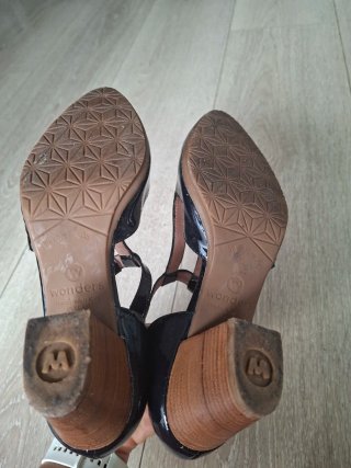 Zapatos Wonders Negros Charol Tacón