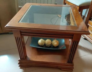 Mesa baja de madera con cristal