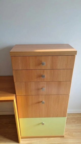 Cajonera de madera con cajón verde