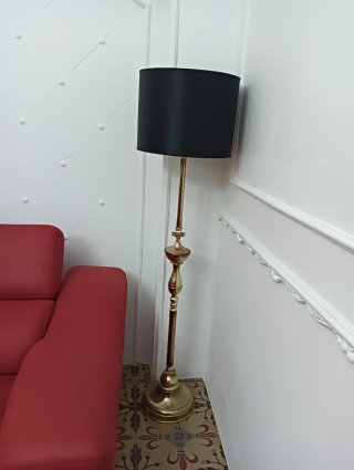 Lámpara de pie dorada y negra
