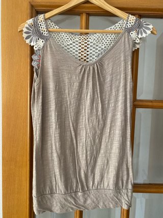 Blusa sin mangas beige y gris