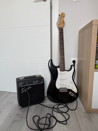 Guitarra Eléctrica Squier y Amplificador SP-10