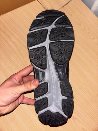 Asics Talla 42 Negras y Grises Nuevas
