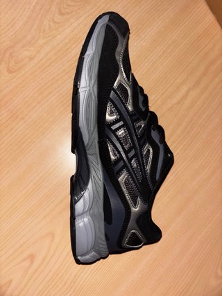 Asics Talla 42 Negras y Grises Nuevas
