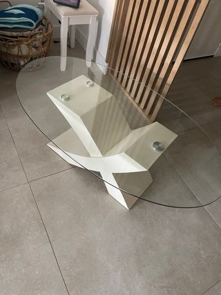 Mesa auxiliar blanca y beige