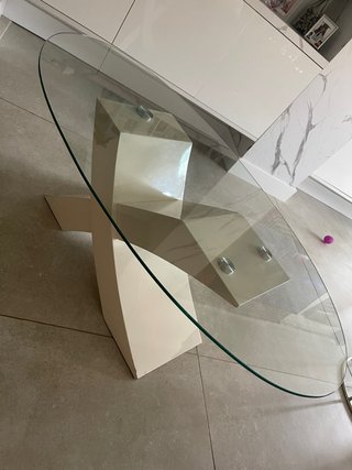 Mesa auxiliar blanca y beige