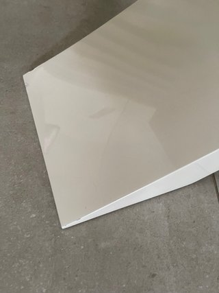 Mesa auxiliar blanca y beige