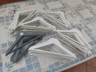 57 Perchas madera infantiles (blancas y grises)