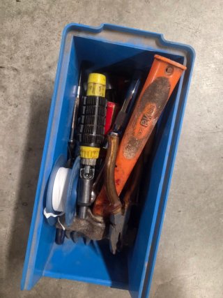 Caja de herramientas azul con accesorios