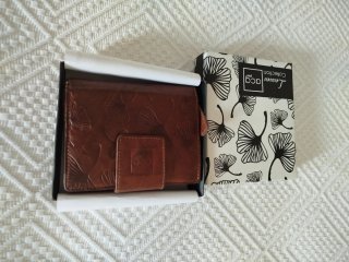 Cartera con monedero de piel.
