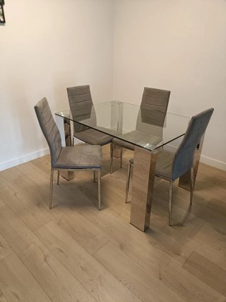 Mesa de Cristal y 4 Sillas de Comedor