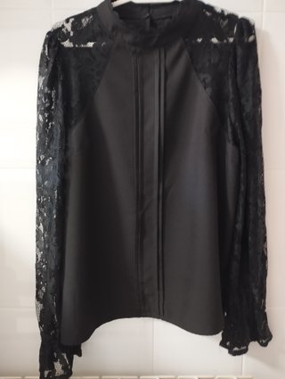 Camisa negra con mangas de encaje