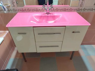 Mueble de baño rosa de cristal