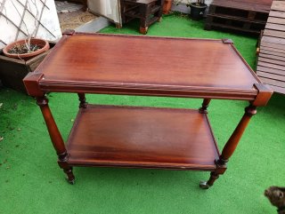 Mesa auxiliar de madera con ruedas