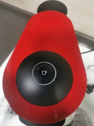 Cafetera Nespresso Vertuo Plus Roja