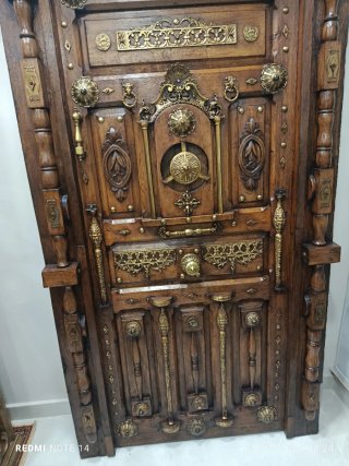 Puerta de Madera con Detalles en Bronce
