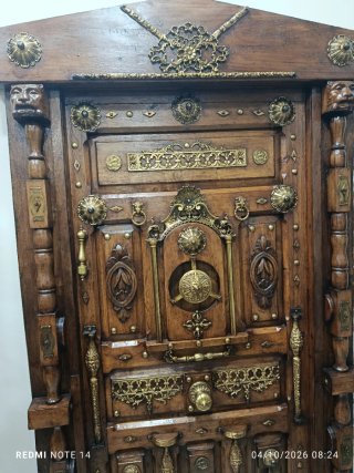 Puerta de Madera con Detalles en Bronce