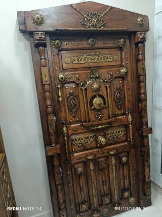Puerta de Madera con Detalles en Bronce