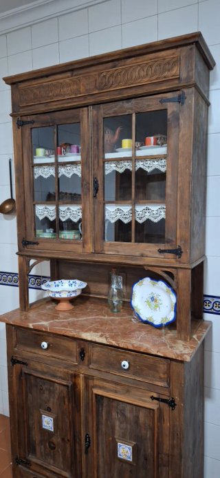 Alacena Antigua de Madera Restaurada