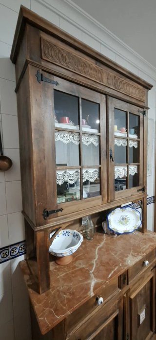 Alacena Antigua de Madera Restaurada