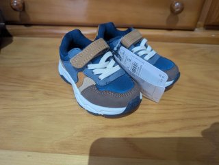 Zapatillas infantiles Sfera talla 19EUR  3UK Nueva
