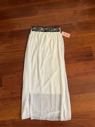 Falda larga blanca con bordado