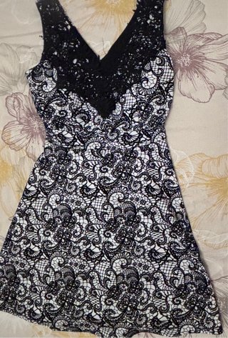 Vestido negro y blanco con encaje