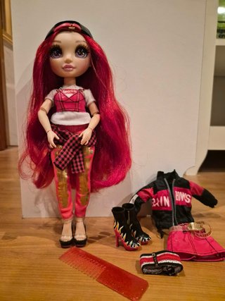 Muñeca Rainbow High con accesorios