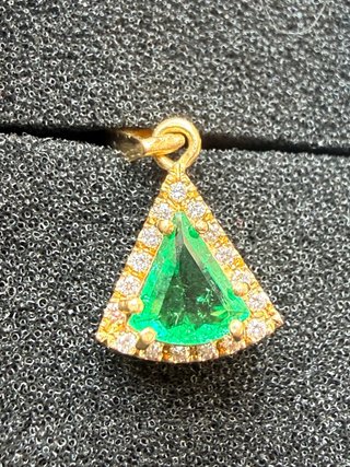 Dije de Oro con Esmeralda y Diamantes