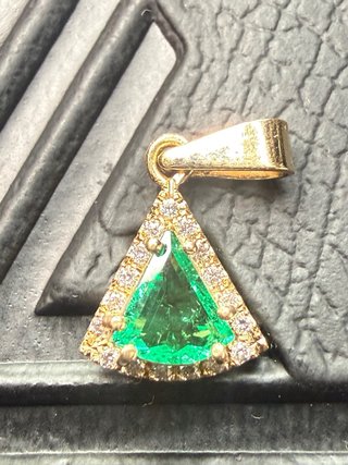Dije de Oro con Esmeralda y Diamantes