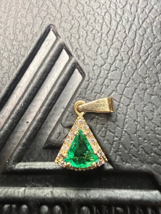 Dije de Oro con Esmeralda y Diamantes