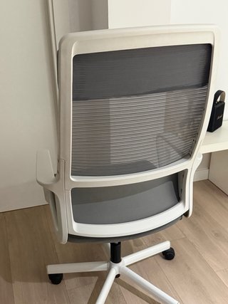 Silla de oficina blanca y gris