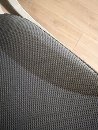 Silla de oficina blanca y gris