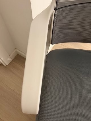 Silla de oficina blanca y gris