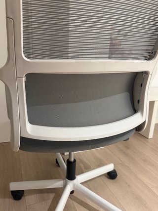 Silla de oficina blanca y gris
