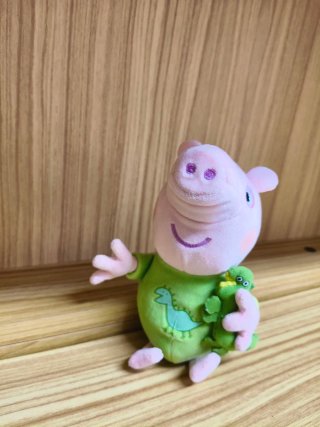 Peluche Peppa Pig George con dinosaurio