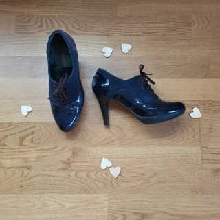 Zapatos de tacón azul marino