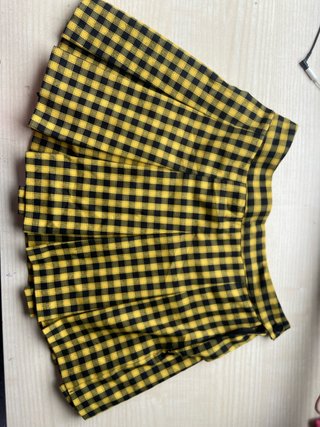 Falda de tablas a cuadros amarilla y negra