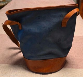 Bolso tipo cubo azul y marrón