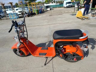 Moto eléctrica naranja tipo scooter