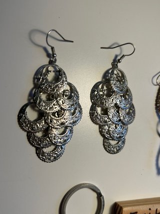 Lote de 2 pares de pendientes y llavero