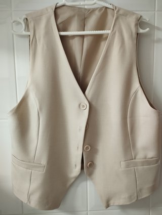 Chaleco de mujer Color beige  Talla m si no estren