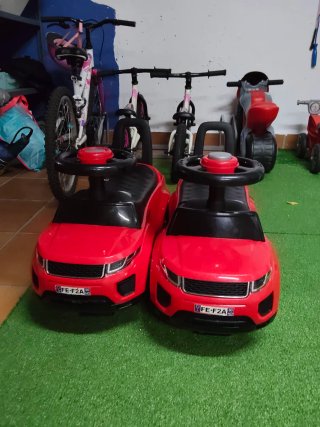 Coches correpasillos gemelos rojos