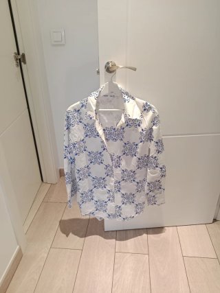 Camisa Estampada Blanca y Azul