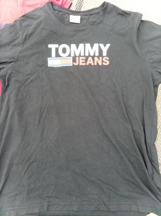 Polo Tommy Hilfiger Rojo y Camiseta Tommy Jeans