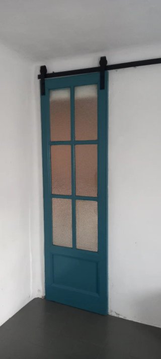 Puerta corredera estilo granero con cristal