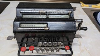 Calculadora mecánica antigua