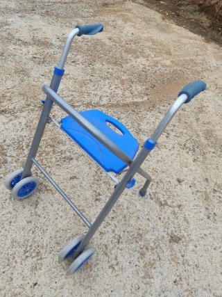 Andador con asiento y ruedas