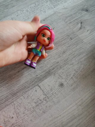 Muñeca pequeña con pelo rosa