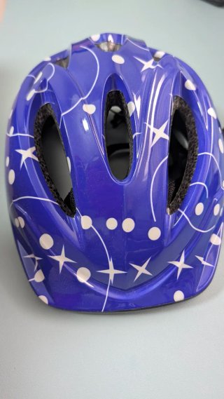 Casco infantil azul con estrellas